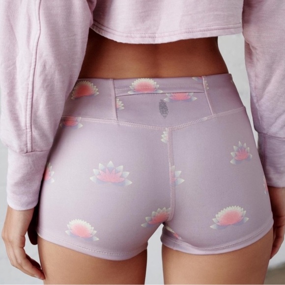 FP Movement Yoga Bike Booty Shorts Size XS EUC 💜🪷 - Picture 2 of 2